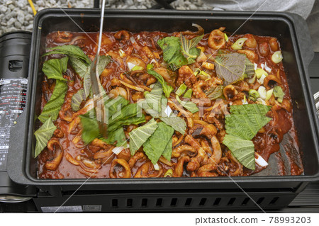 在露營地做飯 78993203