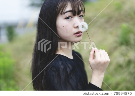 在戶外的女人 78994870