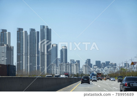 roadside apartment 78995689