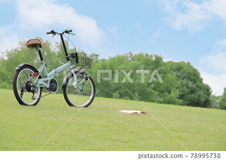 Bicycles on the hill and reading books 78995738