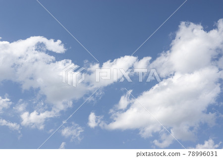 景觀與藍藍的天空和潔白的雲朵 78996031