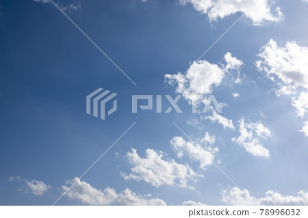 景觀與藍藍的天空和潔白的雲朵 78996032