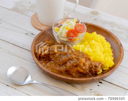 歐式咖哩、茶、薑黃飯和沙拉 78996385