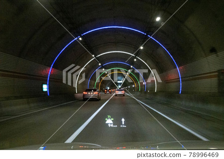 A car running through a tunnel 78996469