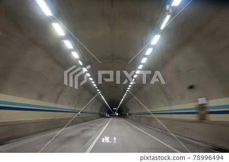 A car running through a tunnel 78996494