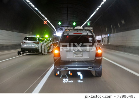 A car running through a tunnel 78996495