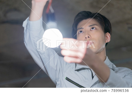 做電氣工作的年輕人 做電氣工作的年輕人 78996536