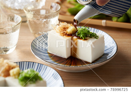 Add soy sauce to cold tofu Add soy sauce to cold tofu 78996725