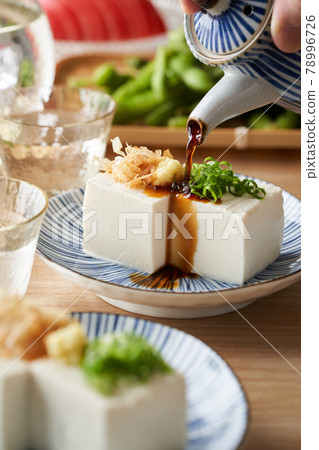 Add soy sauce to cold tofu Add soy sauce to cold tofu 78996726