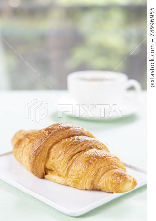 美味的羊角麵包和牛奶咖啡早晨 美味的羊角麵包和牛奶咖啡早晨 78996955