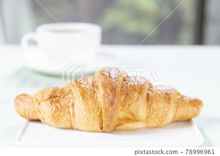 美味的羊角麵包和牛奶咖啡早晨 78996961