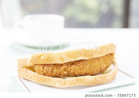 美味的白魚炸三明治和咖啡 美味的白魚炸三明治和咖啡 78997173