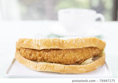 美味的炸魚三明治和咖啡 美味的炸魚三明治和咖啡 78997175
