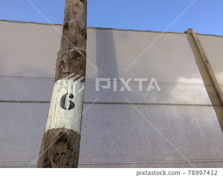 figure six on the pillar, black digit six on a white background written on a column figure six on the pillar, black digit six on a white background written on a column 78997412