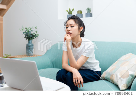 在家客廳使用電腦工作的漂亮女孩 78998461