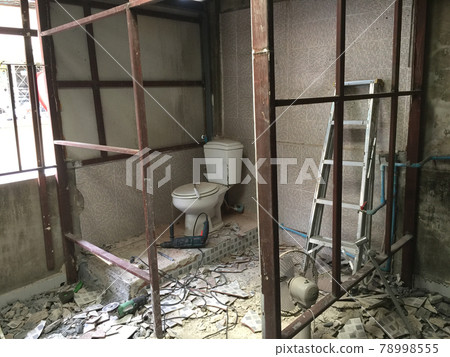 broken old toilet before renovate 78998555
