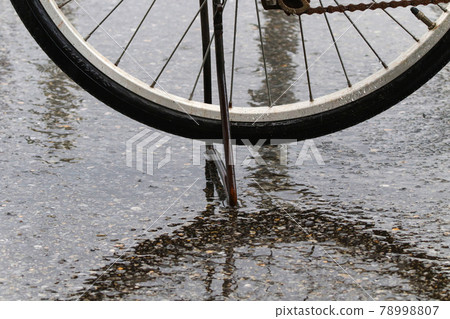 Bicycle on rainy day 78998807