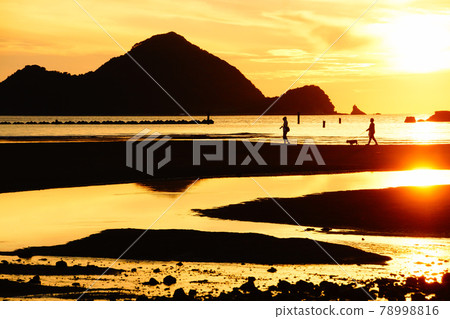 Evening view of Nishihiro Beach, Hirogawa Town Hirogawa Town, Arida District, Wakayama Prefecture 78998816