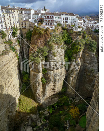 A house on the cliff of Ronda 78998872