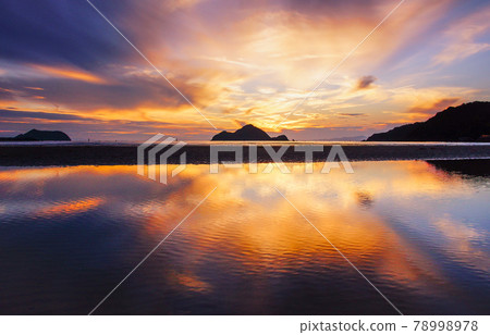 和歌山縣有田區廣川町西廣海灘夜景倒影 和歌山縣有田區廣川町西廣海灘夜景倒影 78998978