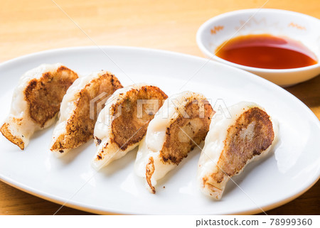 煎餃子 78999360