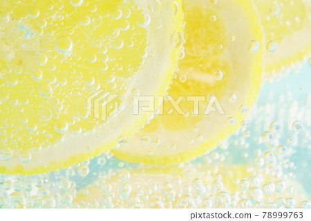 Light blue background with lemon and carbonated water 78999763