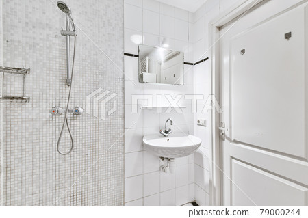 Elegant bathroom design 79000244
