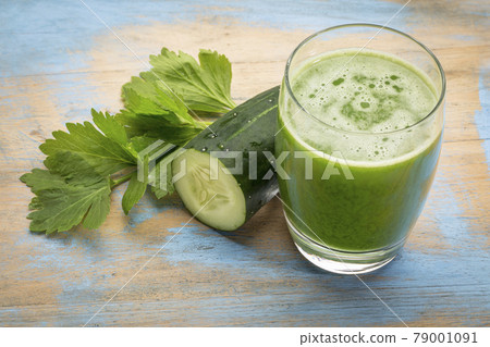 glass of fresh green juice 79001091