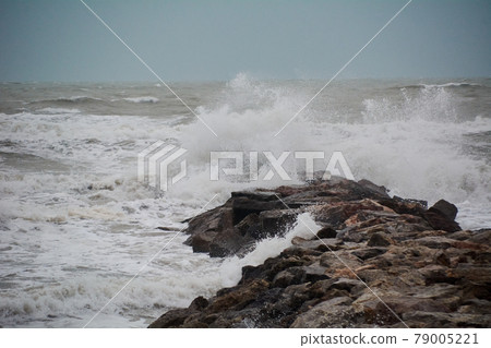 The breaking of the waves on the beach The breaking of the waves on the beach 79005221