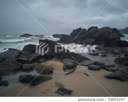 Rocks on the beach after the storm 79005247
