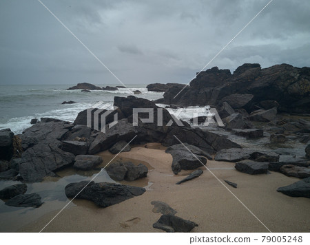 Rocks on the beach after the storm 79005248