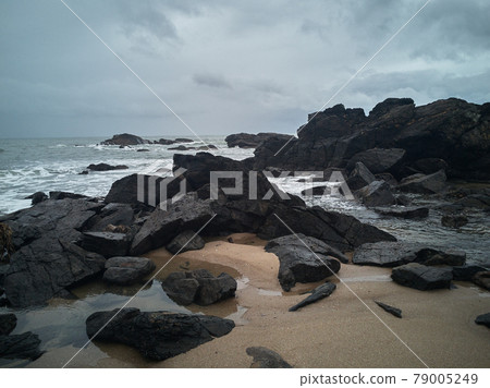 Rocks on the beach after the storm 79005249