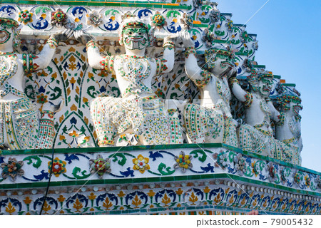 Wat Arun's "Yak" statue 79005432