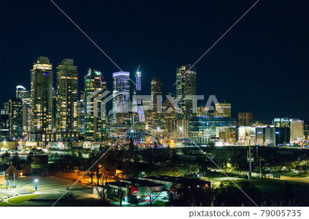 CALGARY, CANADA - dec, 2019 Night view of Calgary skyline 79005735