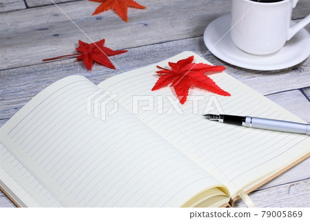 Notebook and fountain pen autumn 79005869