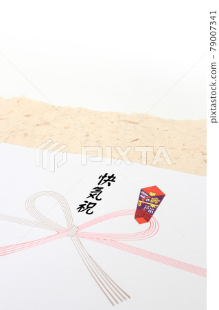 它是日本紙的形象和歡快的慶祝禮物。我想向我所愛的人表達我的感激之情。 它是日本紙的形象和歡快的慶祝禮物。我想向我所愛的人表達我的感激之情。 79007341