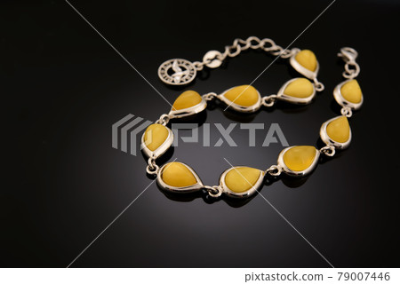 variously sized Bracelet made of Natural polished transparent honey luxury amber 79007446