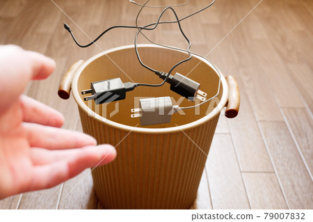 將不同類型的充電線扔進垃圾桶 將不同類型的充電線扔進垃圾桶 79007832