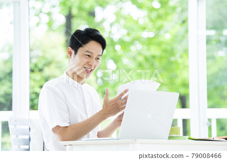 男性遠程辦公在線會議 男性遠程辦公在線會議 79008466