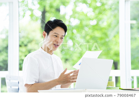 男性遠程辦公在線會議 男性遠程辦公在線會議 79008467