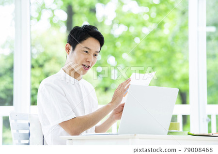男性遠程辦公在線會議 男性遠程辦公在線會議 79008468