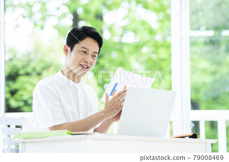 男性遠程辦公在線會議 79008469