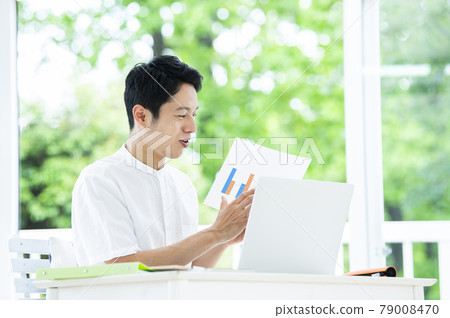 男性遠程辦公在線會議 男性遠程辦公在線會議 79008470