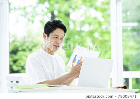 男性遠程辦公在線會議 男性遠程辦公在線會議 79008471
