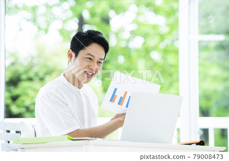 男性遠程辦公在線會議 男性遠程辦公在線會議 79008473