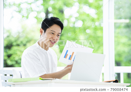 男性遠程辦公在線會議 男性遠程辦公在線會議 79008474