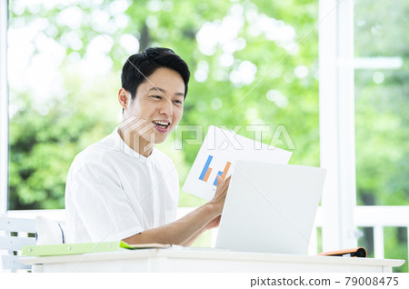 男性遠程辦公在線會議 男性遠程辦公在線會議 79008475