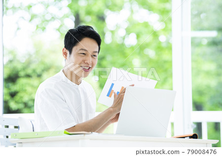 男性遠程辦公在線會議 男性遠程辦公在線會議 79008476