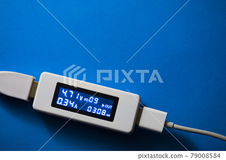 battery tester diagnostic tool, blue background 79008584