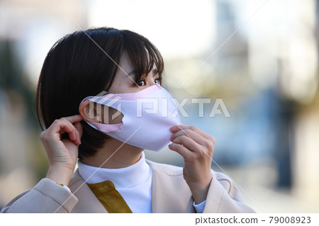 戴著口罩的女人 戴著口罩的女人 79008923
